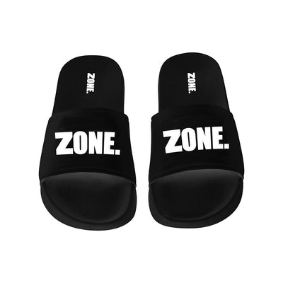 Zone sine sorte sandaler med svart preget sone-logo på foran og en liten logo i hæl-området.