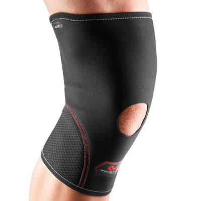 Adapt Comfort Knee Support Open  McDavid Knee Support Open er en 27,5 cm lang beskyttelse for kneet ditt. Den følger beinets linjer og på denne måten får du høy komfort. Med åpningen på kneskålen avlastes trykket på patella.