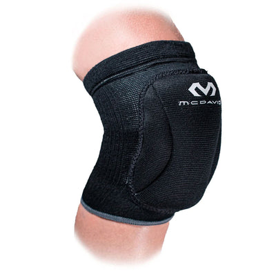 Adapt Comfort Sport Knee Pads  Behagelig og effektiv knebeskyttelse for volleyballspillere.  Myk og elastisk slip-on beskyttelse som varmer opp kneleddet og musklene.  Designet for volleyballspillere, men fungerer utmerket for alle innendørsidretter.