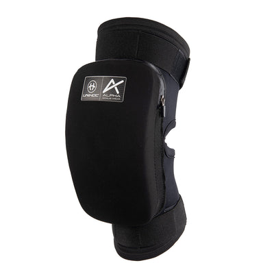 Unihoc Shinguard Alpha knebeskytter Soft  Kombinert kne- og benbeskyttelse med høy ytelse som passer selv den mest kresne keeper. Utskiftbar polstring som kan fås i to forskjellige hardheter.
