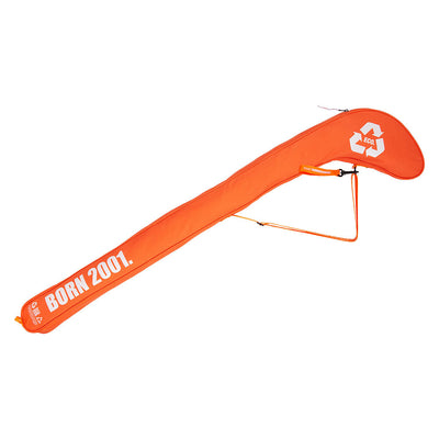 Zone sin nye lava-kolleksjon med bærekraft og fremtid i minne. Jr stick-cover i tykk 100% resirkulert polyester i Lava farge med hvit print på begge sider for best mulig utseend