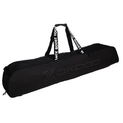 Stor køllebag med plass til alt man trener til kamp og trening.   Et stor rom, samt noen mindre lommer til småting.   Anbefalt lengde på køller fra 92 cm og oppover. 